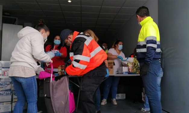 Primer miércoles de reparto de alimentos a familias necesitadas en el Centro Cívico