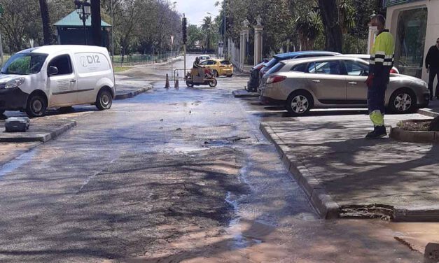 Apemsa acomete el arreglo de una tubería tras reventar y dejar sin agua a 880 viviendas