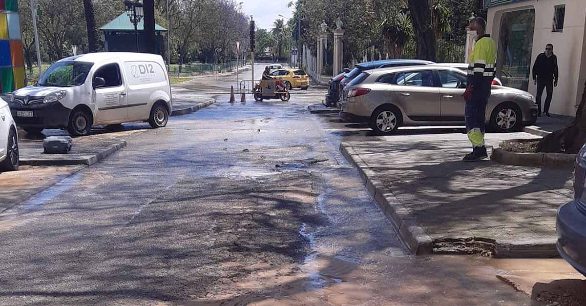 Apemsa acomete el arreglo de una tubería tras reventar y dejar sin agua a 880 viviendas