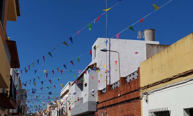 Los vecinos de la calle Revolera viven una Feria diferente, desde sus casas y con pregón incluido