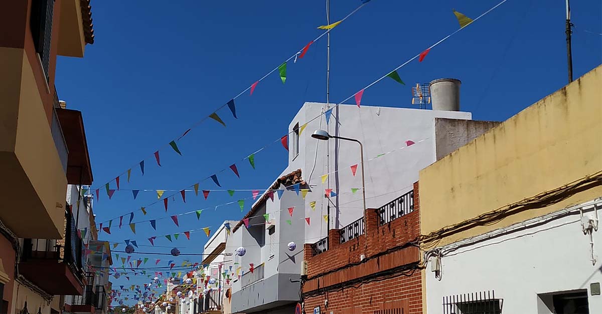 Los vecinos de la calle Revolera viven una Feria diferente, desde sus casas y con pregón incluido