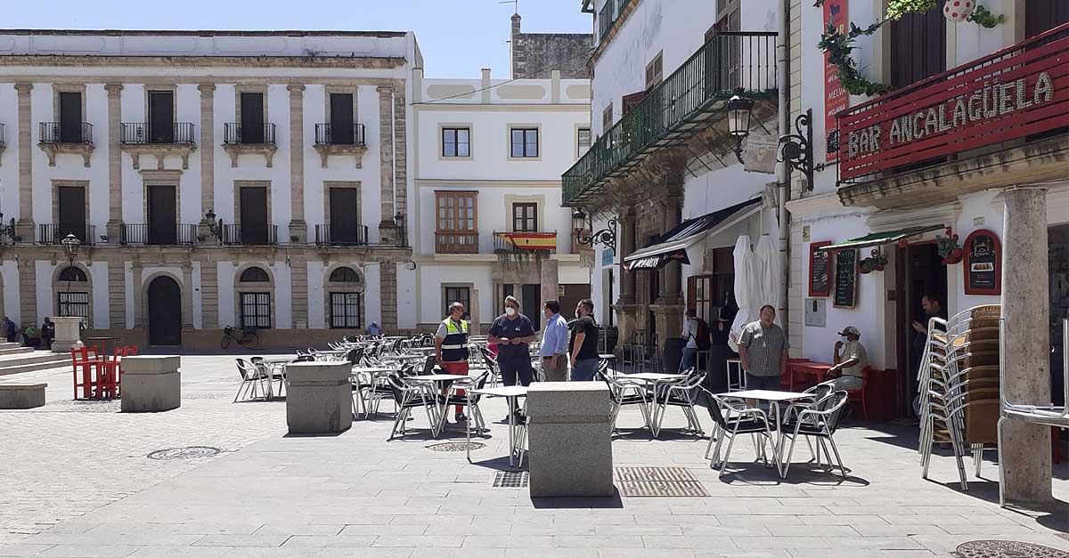Instalados dados de granito para proteger a los peatones en la Plaza de España