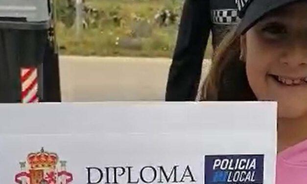 Sorpresa, gorra y diploma... ilusión, la Policía Local sorprende a una niña portuense por su primera comunión