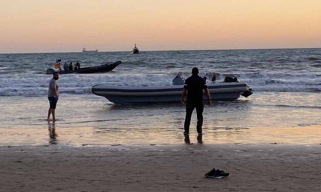 Aparece una presunta narcolancha en la playa de Las Redes