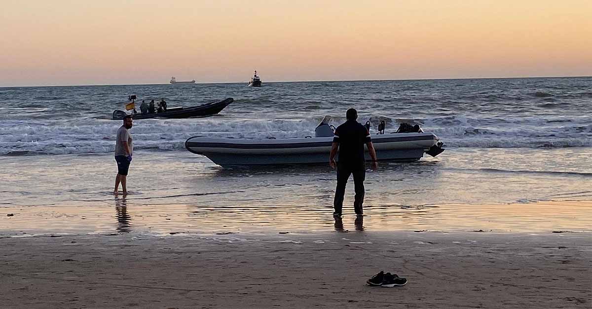 Aparece una presunta narcolancha en la playa de Las Redes