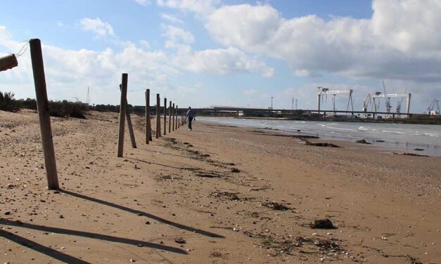 La Policía Local rescata a un joven atrapado en una isleta en Los Toruños tras subir la marea