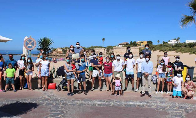 El Centro Inglés organiza una jornada de limpieza de la playa de La Muralla