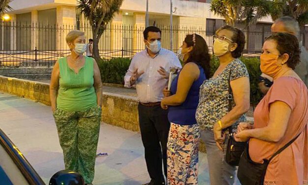 Curro Martínez atiende las peticiones de mejora de los vecinos de Los Milagros