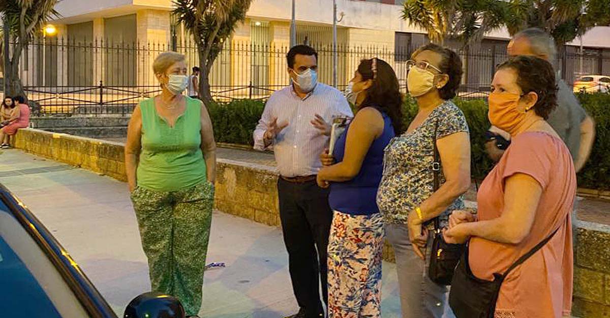 Curro Martínez atiende las peticiones de mejora de los vecinos de Los Milagros
