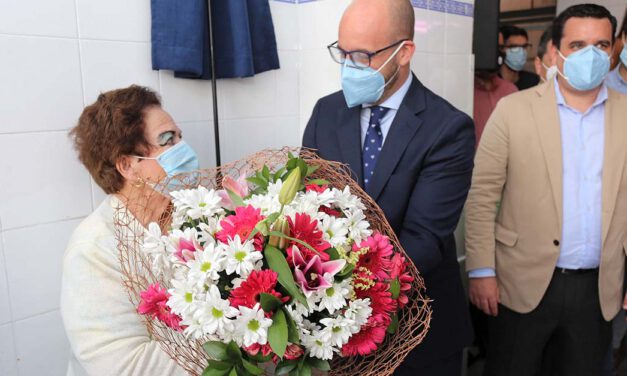 Charo "la de los churros" ya tiene su placa honorífica en el Mercado