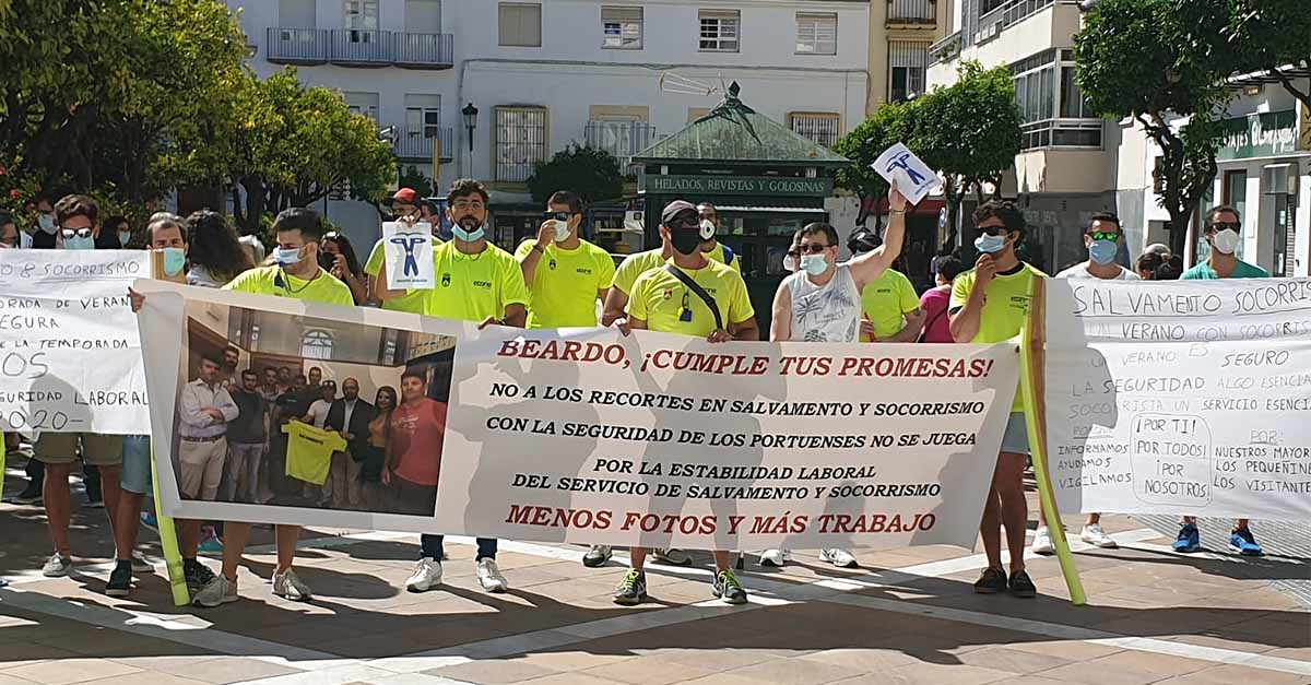 Los socorristas se concentran ante el Ayuntamiento en protesta por la falta del servicio