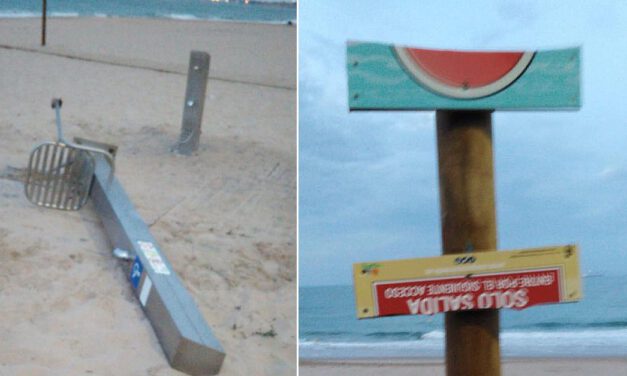 Actos vandálicos en la bajada de la playa de Las Redes: ducha arrancada y cartelería dañada