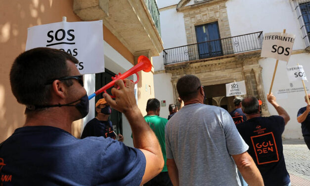 "¡Queremos trabajar!", los feriantes se concentran ante Urbanismo