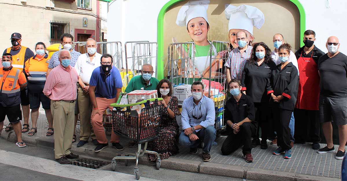 La campaña "El Puerto Solidario de Primera" entrega a Cáritas 600 kilos de alimentos