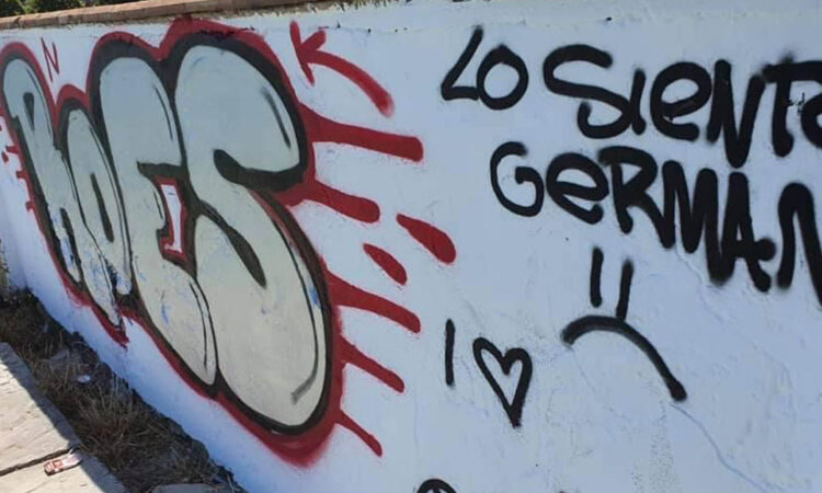 Acto de vandalismo en los muros recién pintados del Parque Calderón