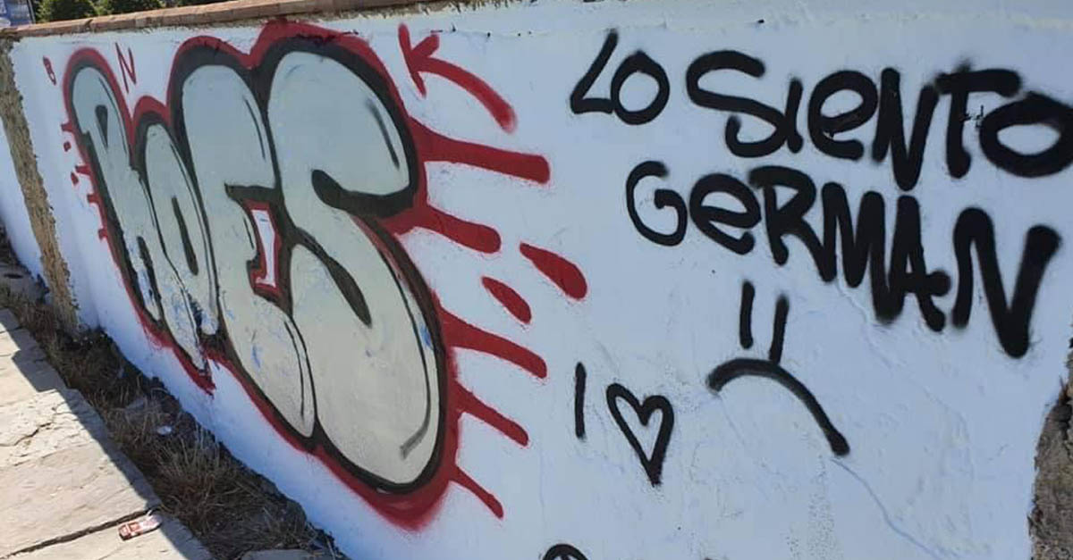 Acto de vandalismo en los muros recién pintados del Parque Calderón