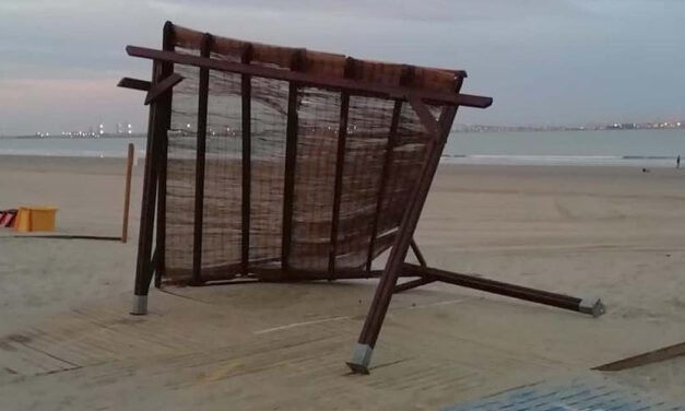 Destrozan una carpa de sombra en la playa de Valdelagrana