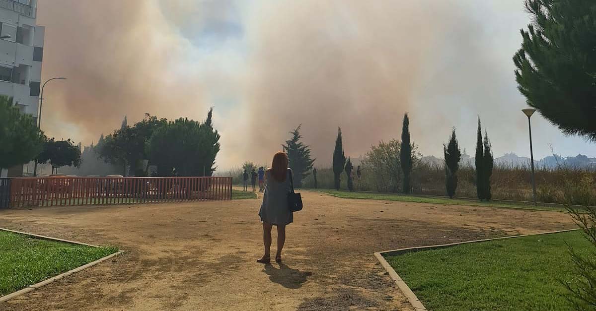 Bomberos extinguen un incendio en la zona de El Juncal