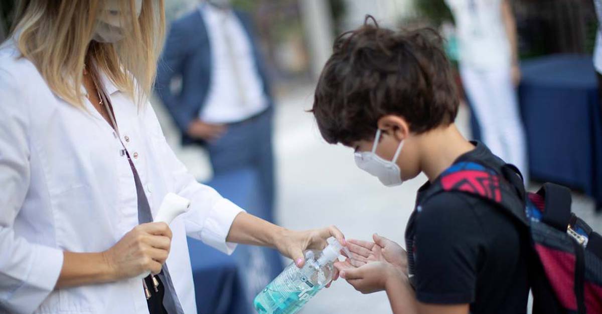 El Gobierno descarta la baja laboral para padres con hijos en cuarentena