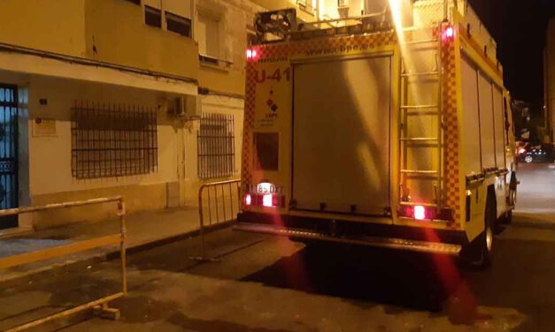 Bomberos extinguen un incendio en una vivienda de la calle Adelfa, en El Tejar