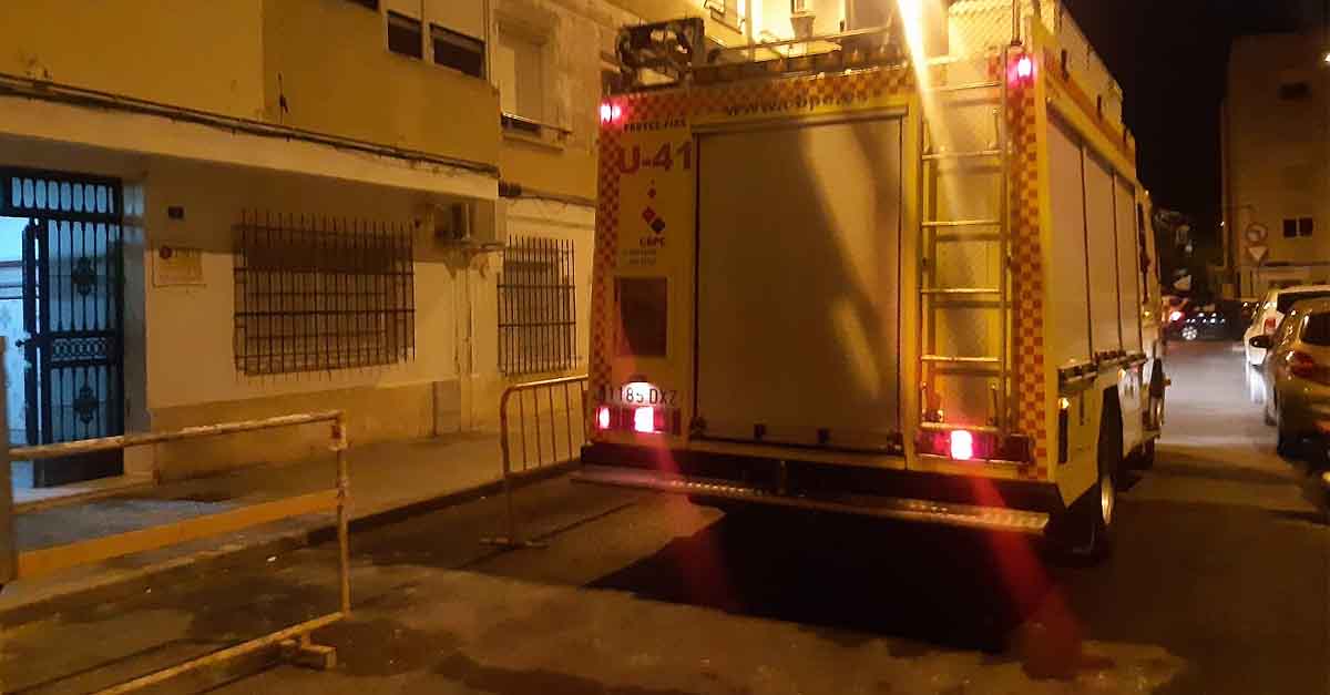 Bomberos extinguen un incendio en una vivienda de la calle Adelfa, en El Tejar