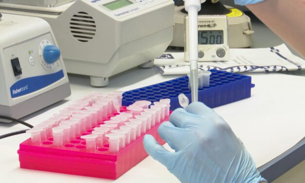 AstraZeneca para los ensayos de su vacuna por la reacción adversa de un paciente