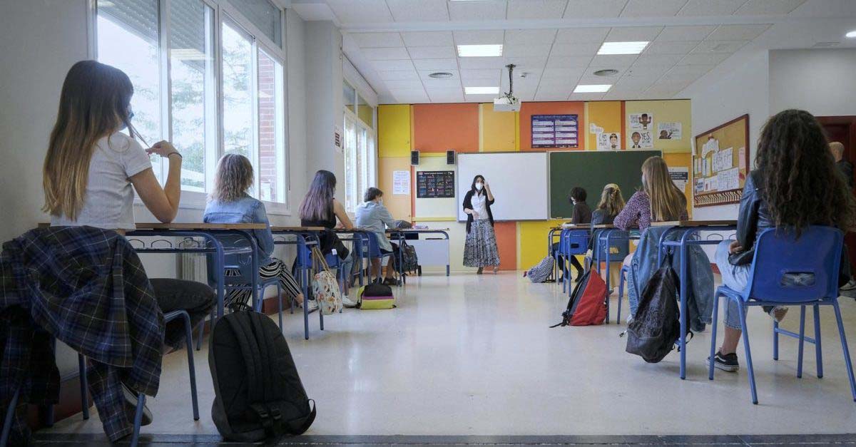 El PSOE insta al Ayuntamiento a instalar mamparas en los colegios