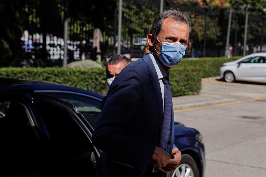 Duque: interrumpir el ensayo de una vacuna "entra dentro de lo normal"