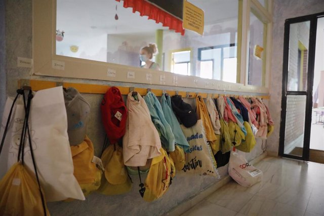 Contagiados un menor y una maestra de dos escuelas infantiles en Santa Fe