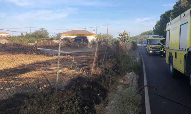 Bomberos extinguen un incendio de pastos en la A-491 con varias viviendas desalojadas