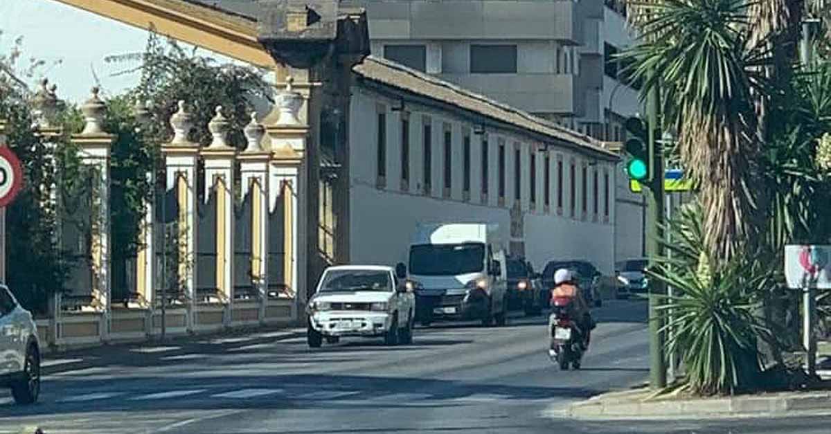 El Ayuntamiento repone el semáforo de la avenida de Sanlúcar