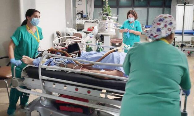 Andalucía baja tres hospitalizados en 24 horas, pero sube en 5 ingresos en UCI