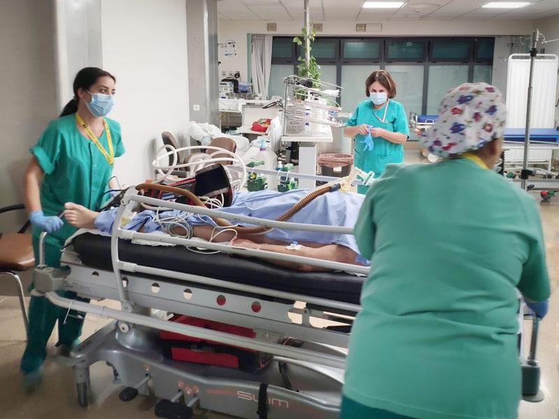 Andalucía baja tres hospitalizados en 24 horas, pero sube en 5 ingresos en UCI