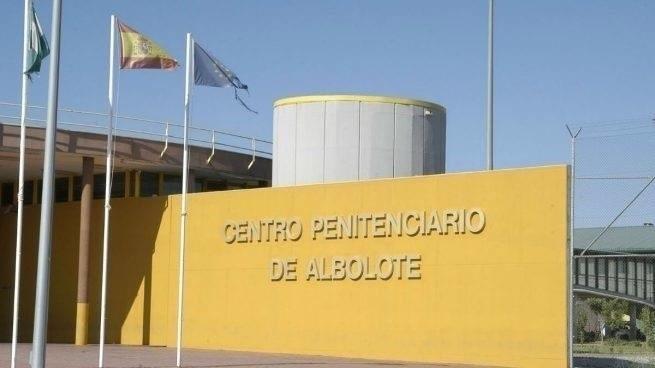 Confinan un módulo de la prisión de Granada por el positivo de un recluso