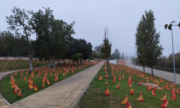 Más de 50.000 banderas recuerdan a las víctimas del Covid junto al Guadalquivir