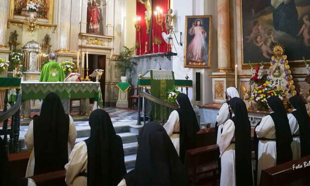 Misa en honor a la Virgen del Rocío en El Puerto, por el mes del Santo Rosario