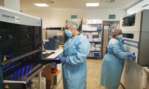 Robots que triplican la capacidad analítica de PCR para el Costa del Sol