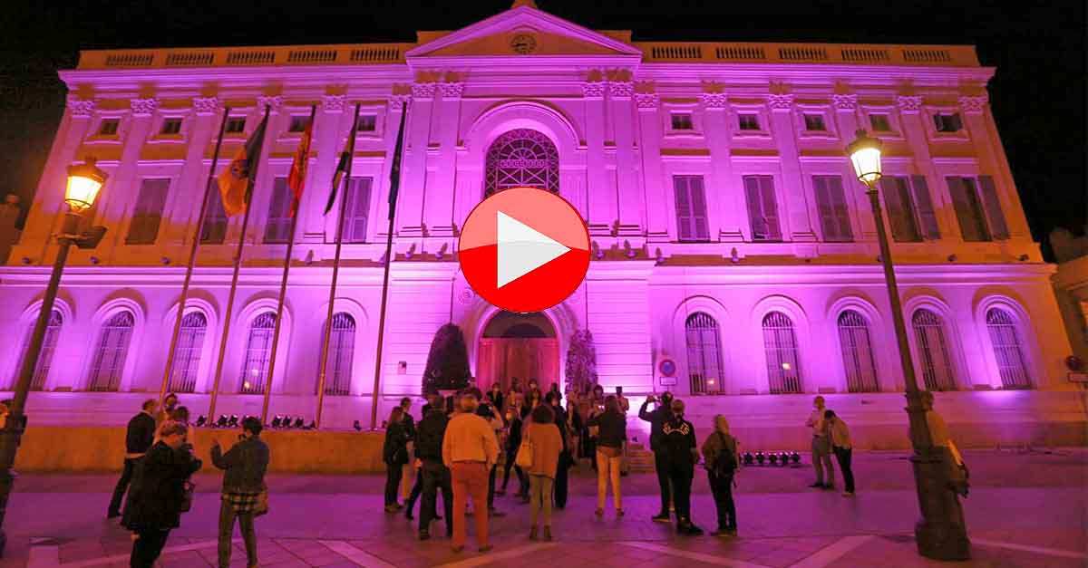 El Ayuntamiento ilumina su fachada de rosa por el Día Mundial del Cáncer de Mama