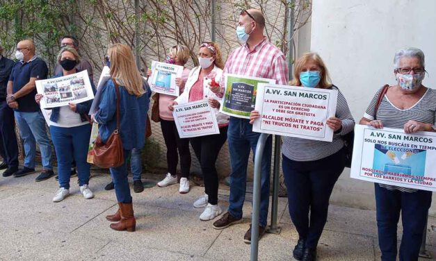 El movimiento vecinal exige en el Pleno el pago de las subvenciones