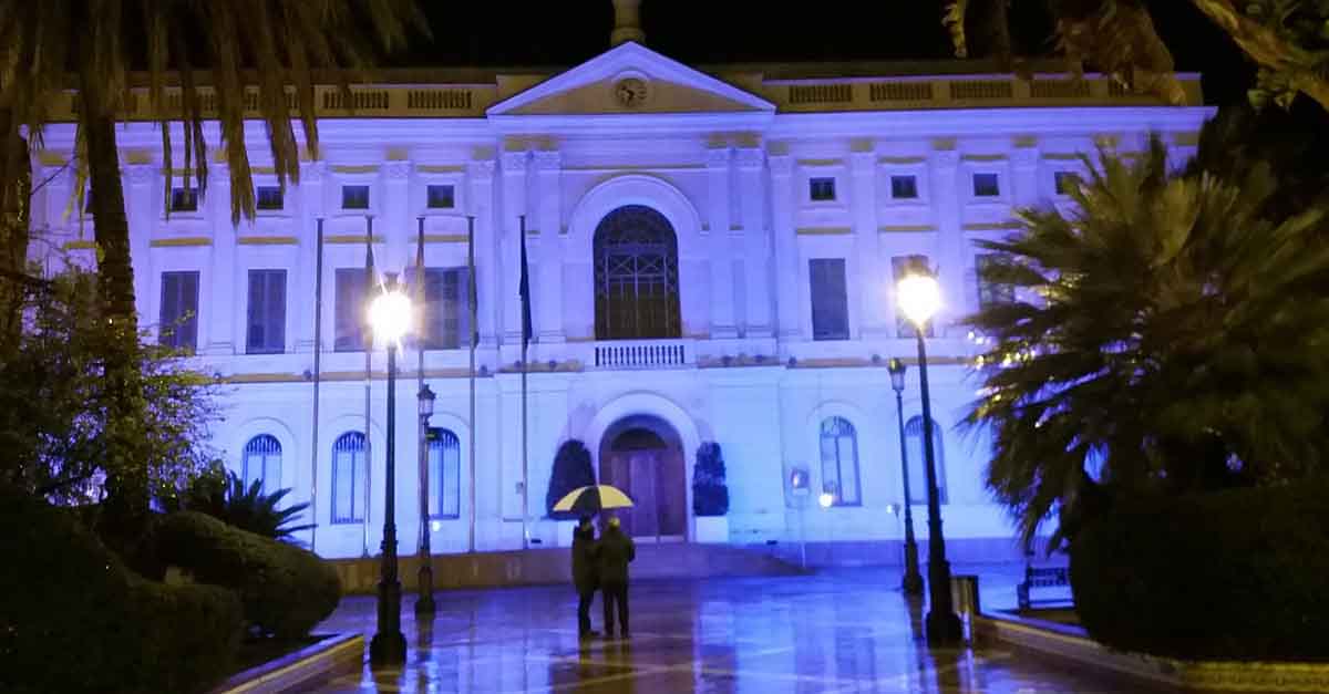 El Ayuntamiento de El Puerto se tiñe de violeta por el 25N
