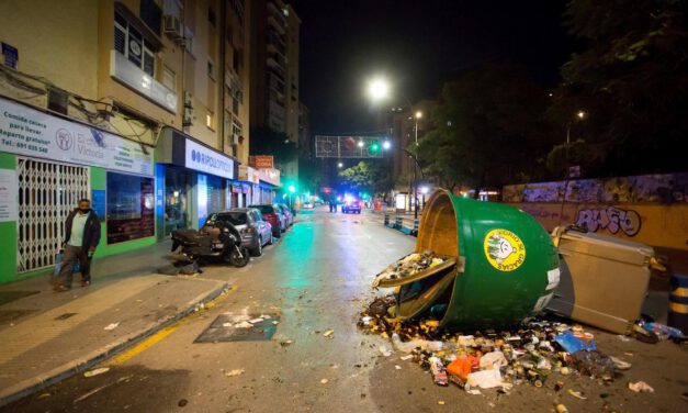 Contenedores volcados, fuego y carreras en una noche de disturbios en Málaga
