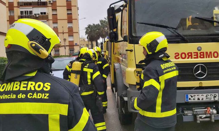 Bomberos y Policía Nacional intervienen en un incendio en un horno en una vivienda en El Puerto