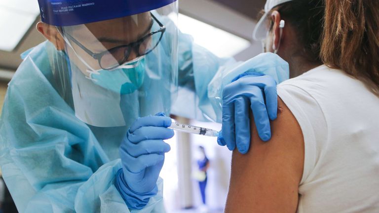 Andalucía vacunará contra la Covid-19 en 49 centros de salud y 37 hospitales