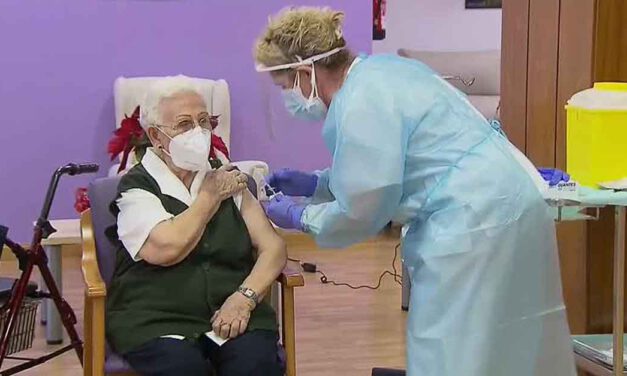 Araceli, granadina de 96 años, hace historia: primera persona vacunada de Covid en España