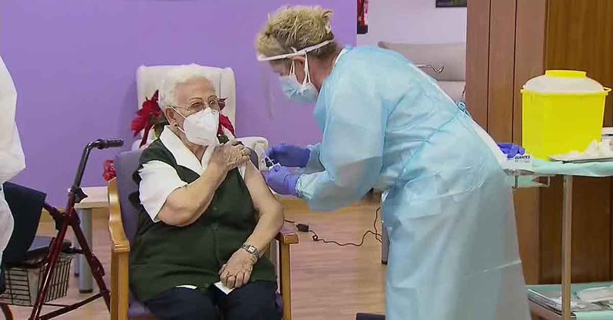 Araceli, granadina de 96 años, hace historia: primera persona vacunada de Covid en España
