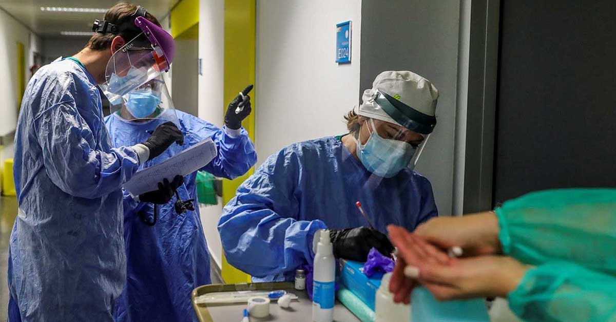 Andalucía sube ligeramente la cifra de hospitalizados aunque baja la de pacientes en UCI