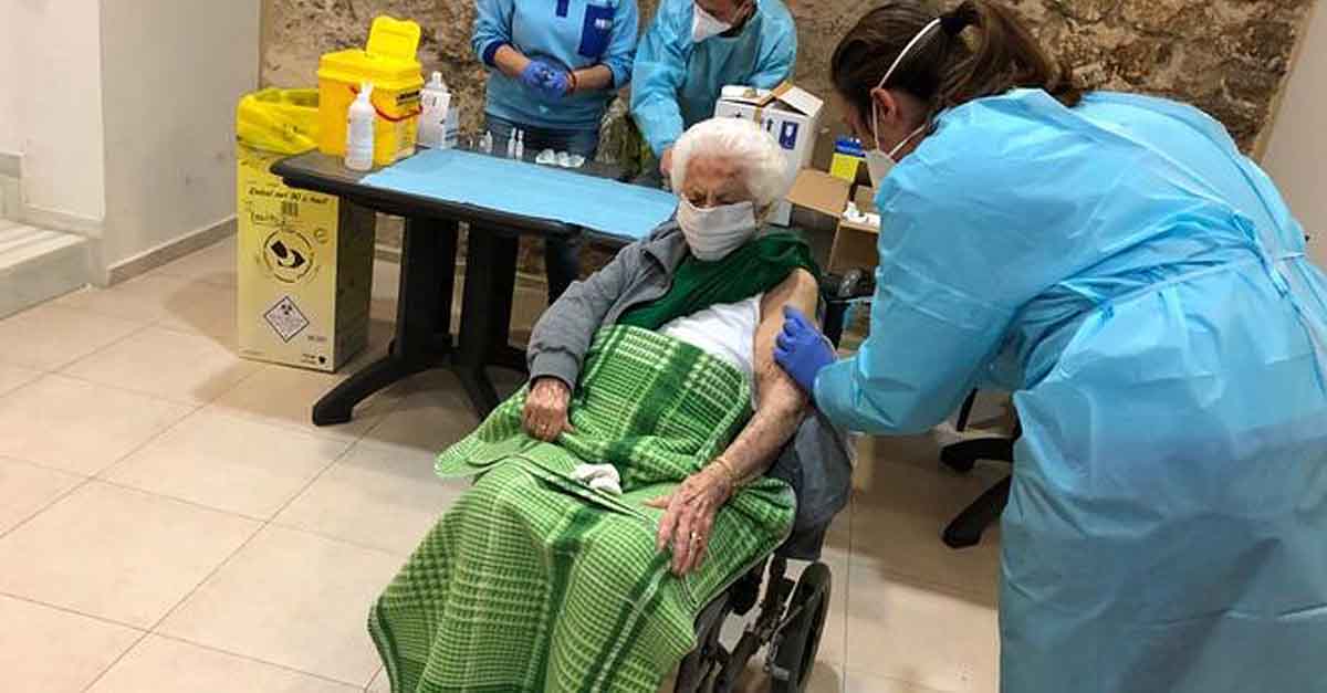 'Cuky', de 99 años, la primera vacunada en Cádiz capital