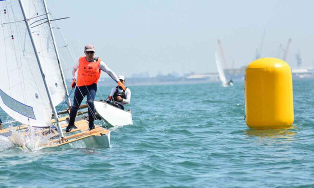 Complicado tercer asalto a la 22ª Liga de Patín a Vela en la bahía gaditana