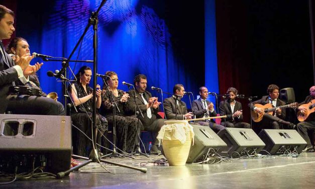 La tradicional zambomba flamenca inaugura la Navidad en el Teatro Municipal