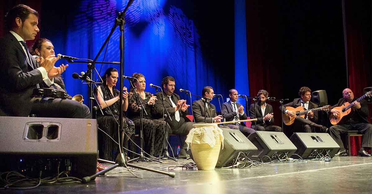 La tradicional zambomba flamenca inaugura la Navidad en el Teatro Municipal